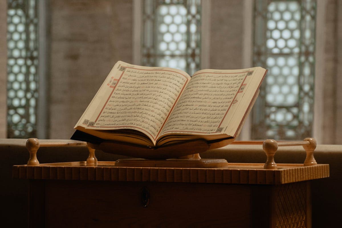 Open Quran pages for beginner Quran reading lessons online